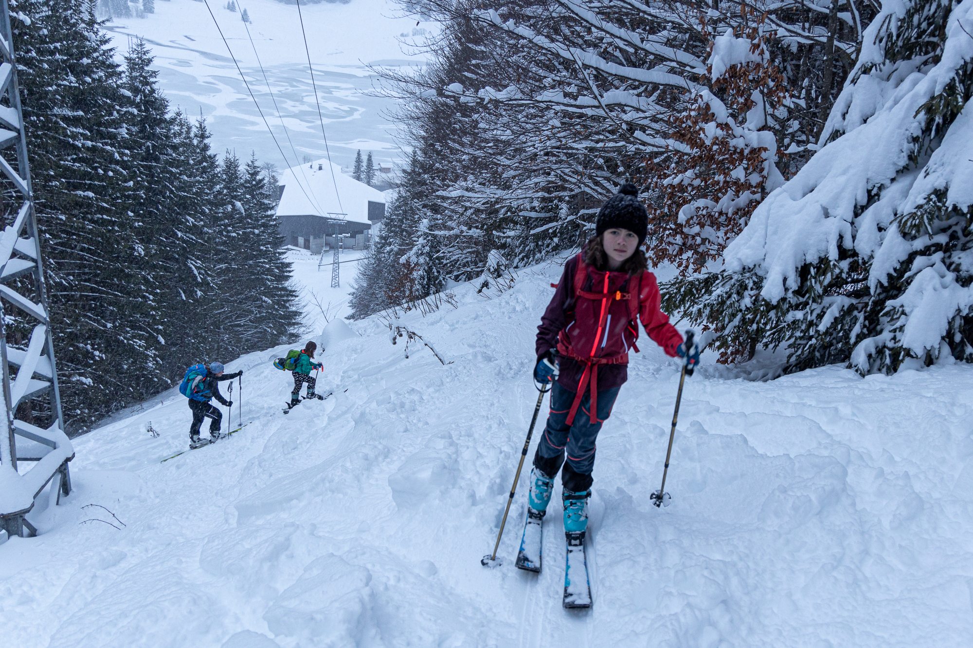 Aufstieg im Pulverschnee in der Schneise unter der Taubensteinbahn