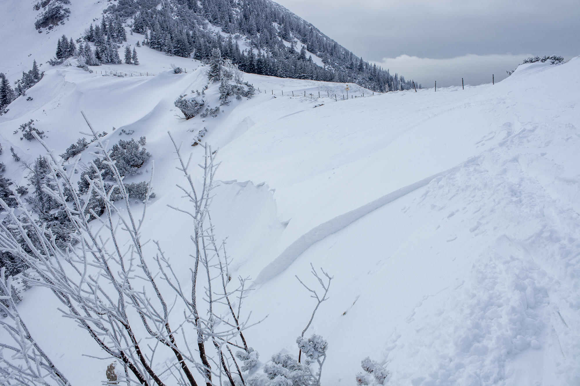 Test erfolgreich: die kleinen Triebschneeansammlungen lassen sich leicht auslösen