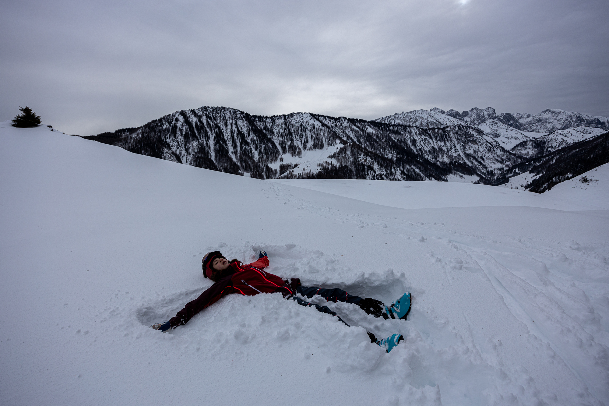 30-40 cm frisch abgelagerten Schnee am Gipfelplateau