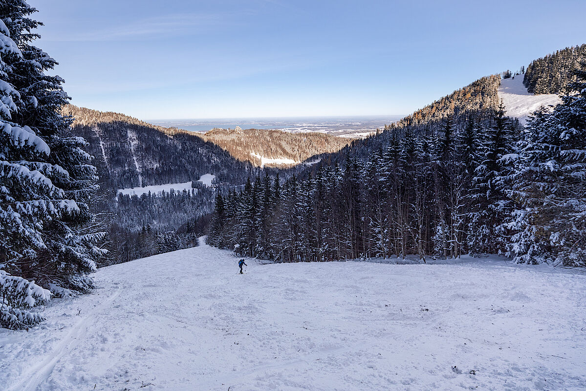 Mit Blick zum Engelstein gehts zügig hinauf zum Spitzingen Stein