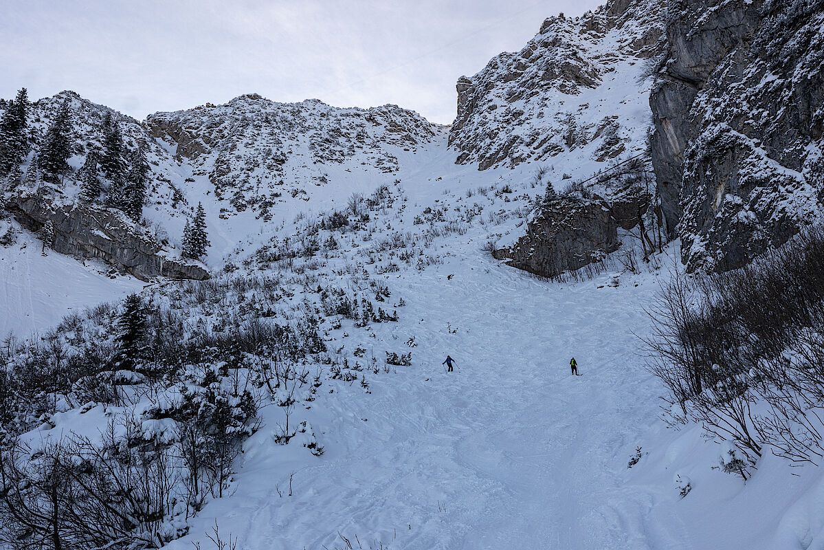 Vorbei an den Felsen der Tröpflwand windet sich die Route hinauf zur Scharte.