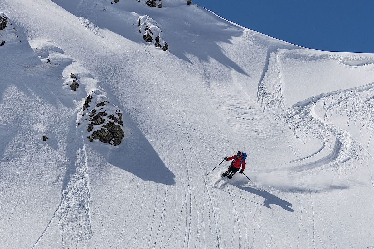 Einfahrt in das Kar im Pulverschnee