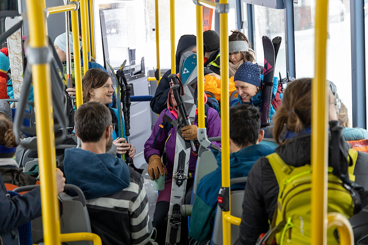 Trotz schlechtem Wetter voll besetzter Bus Richtung Spitzingsee