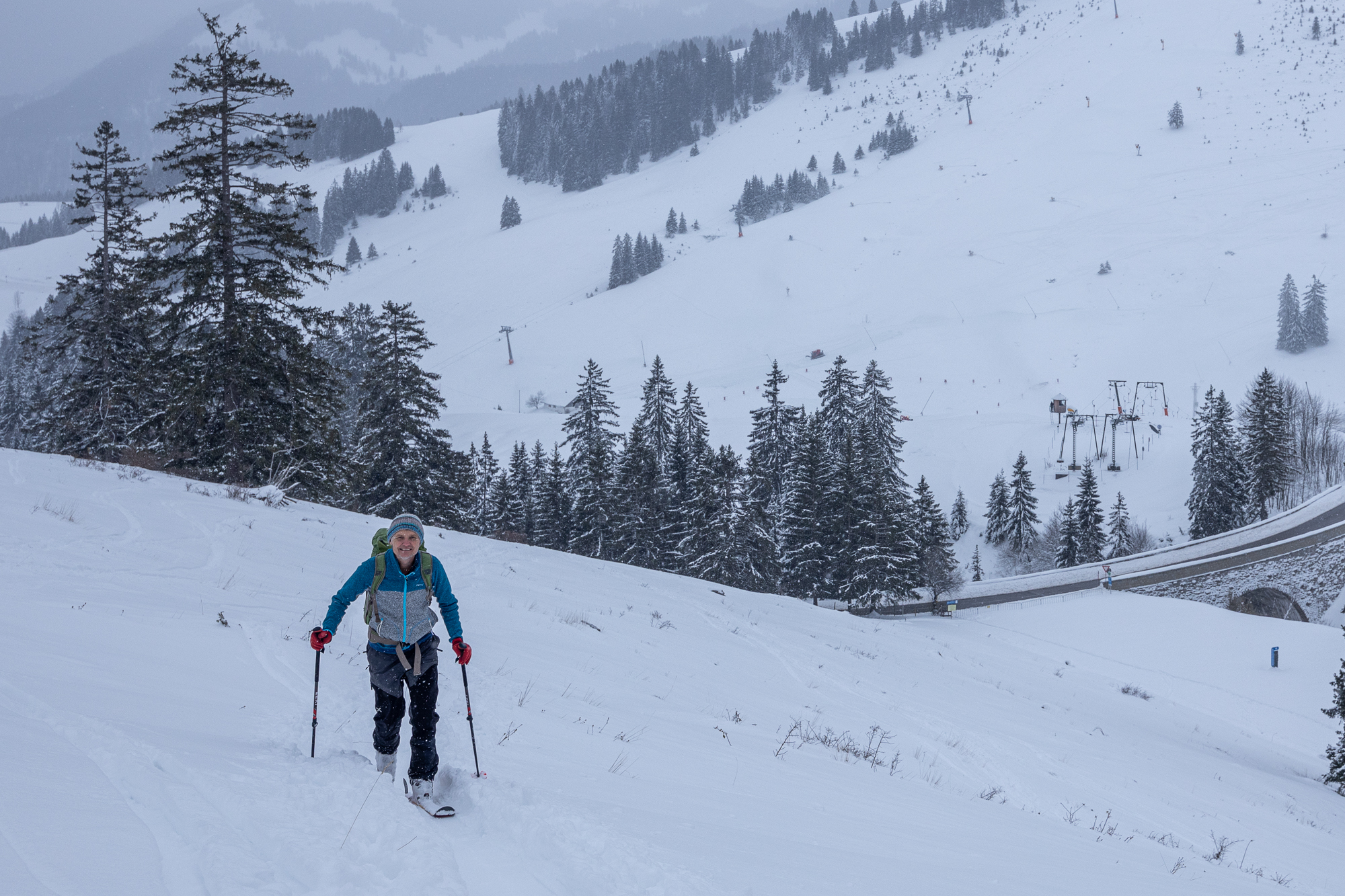 Der Südhang oberhalb des Wedelliftparkplatzes war vor dem Neuschnee abgeblasen und erfordert bei der Abfahrt Vorsicht