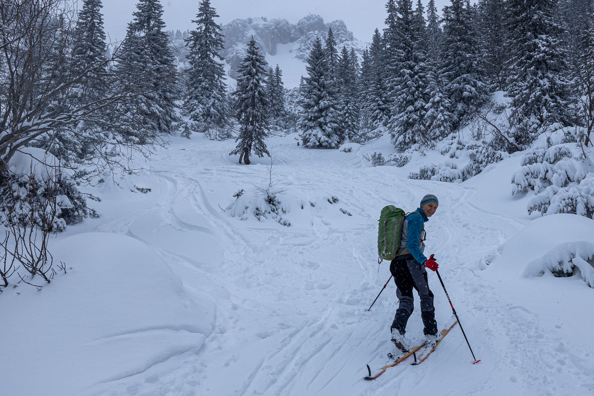 Gute Schneeauflage im Lacherkar, in der Hauptmulde allerdings schon sehr zerfahren