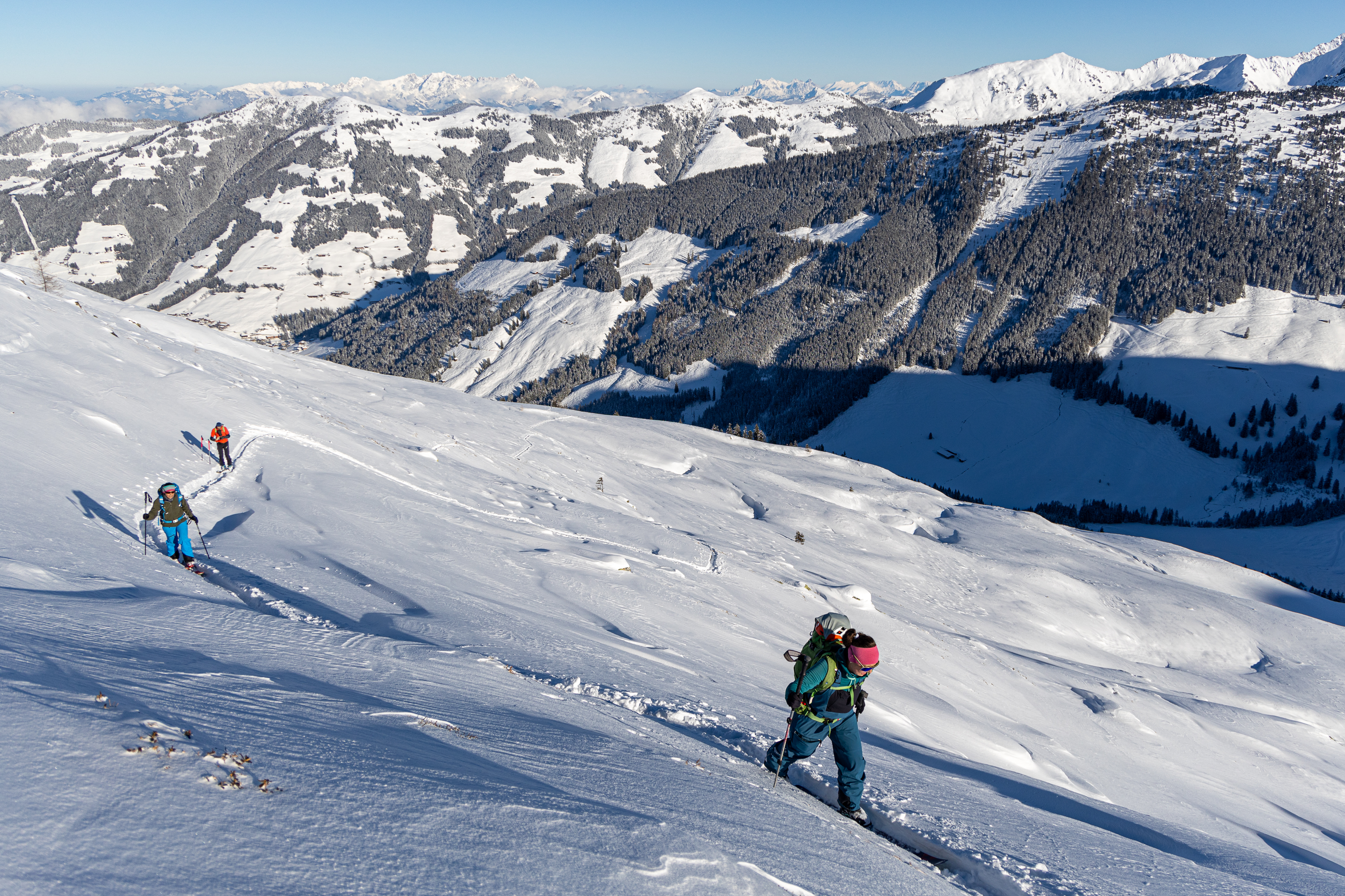 Oberhalb erkennt man den Windeinfluss in der Zeit vor dem letzten Neuschnee