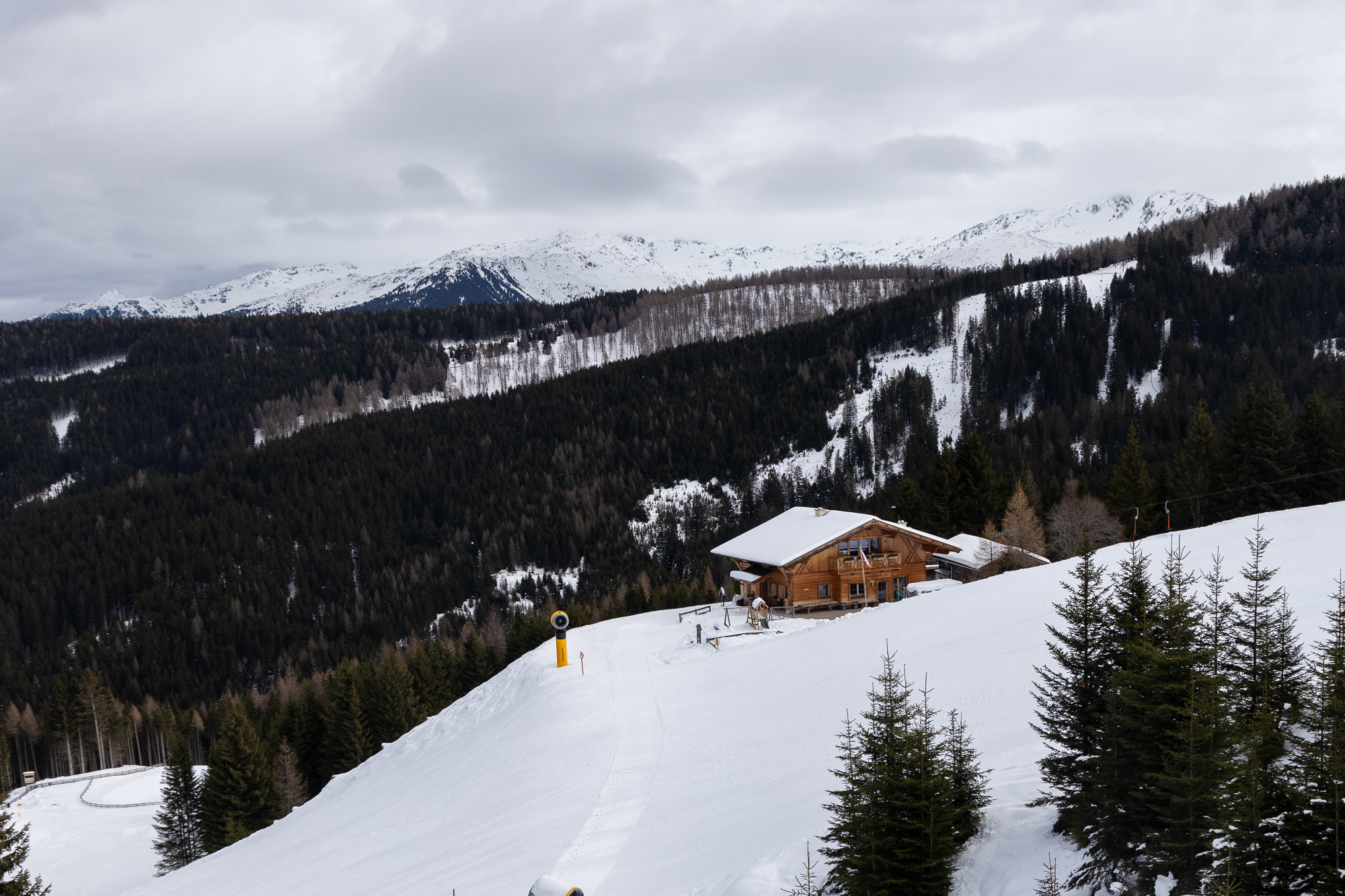 Blick am Ende der Skipiste zur Ochsenhütte