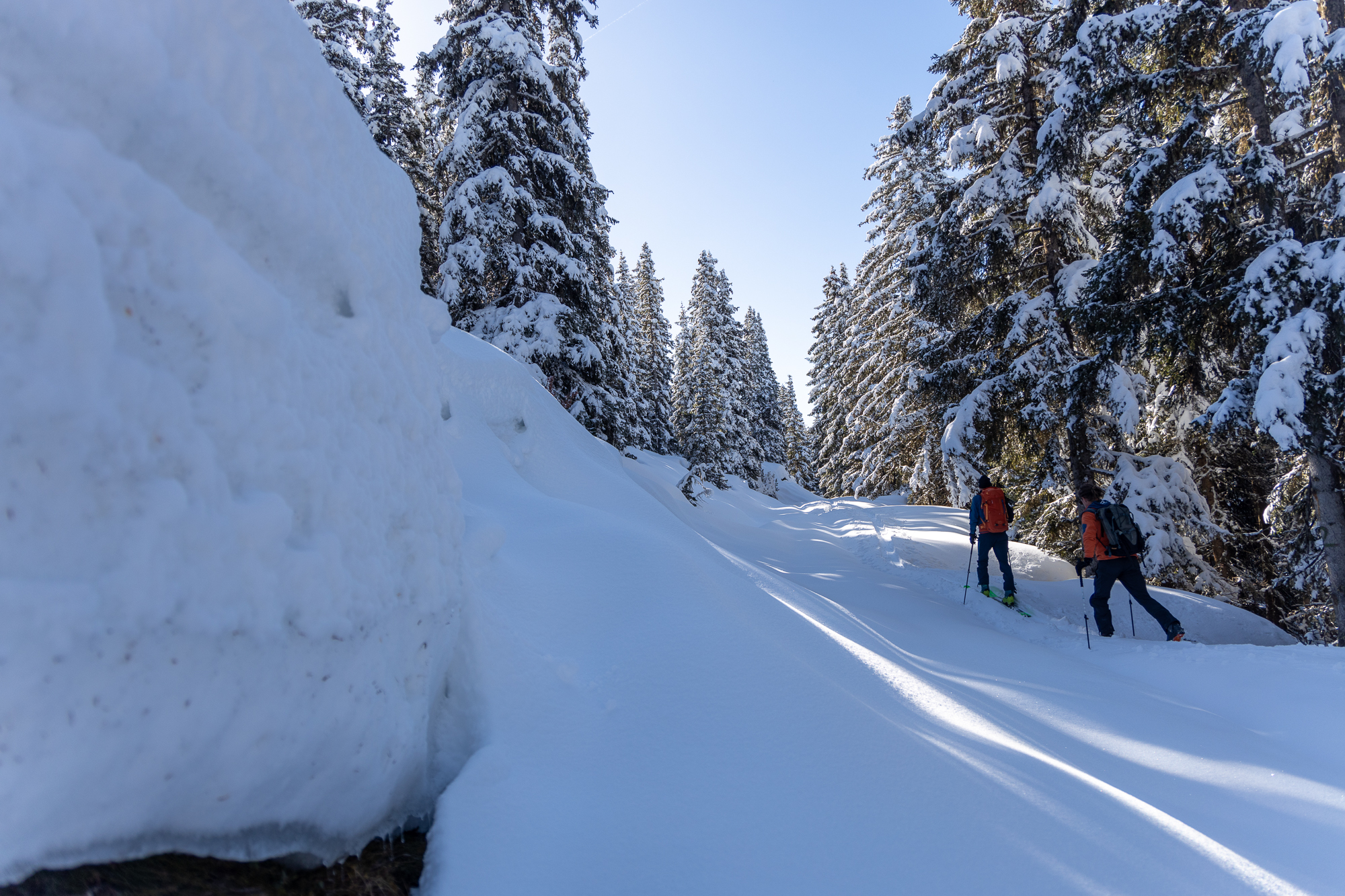 Ein Stück oberhalb auf etwa 1600 m dann aber etwa 1 m Altschnee