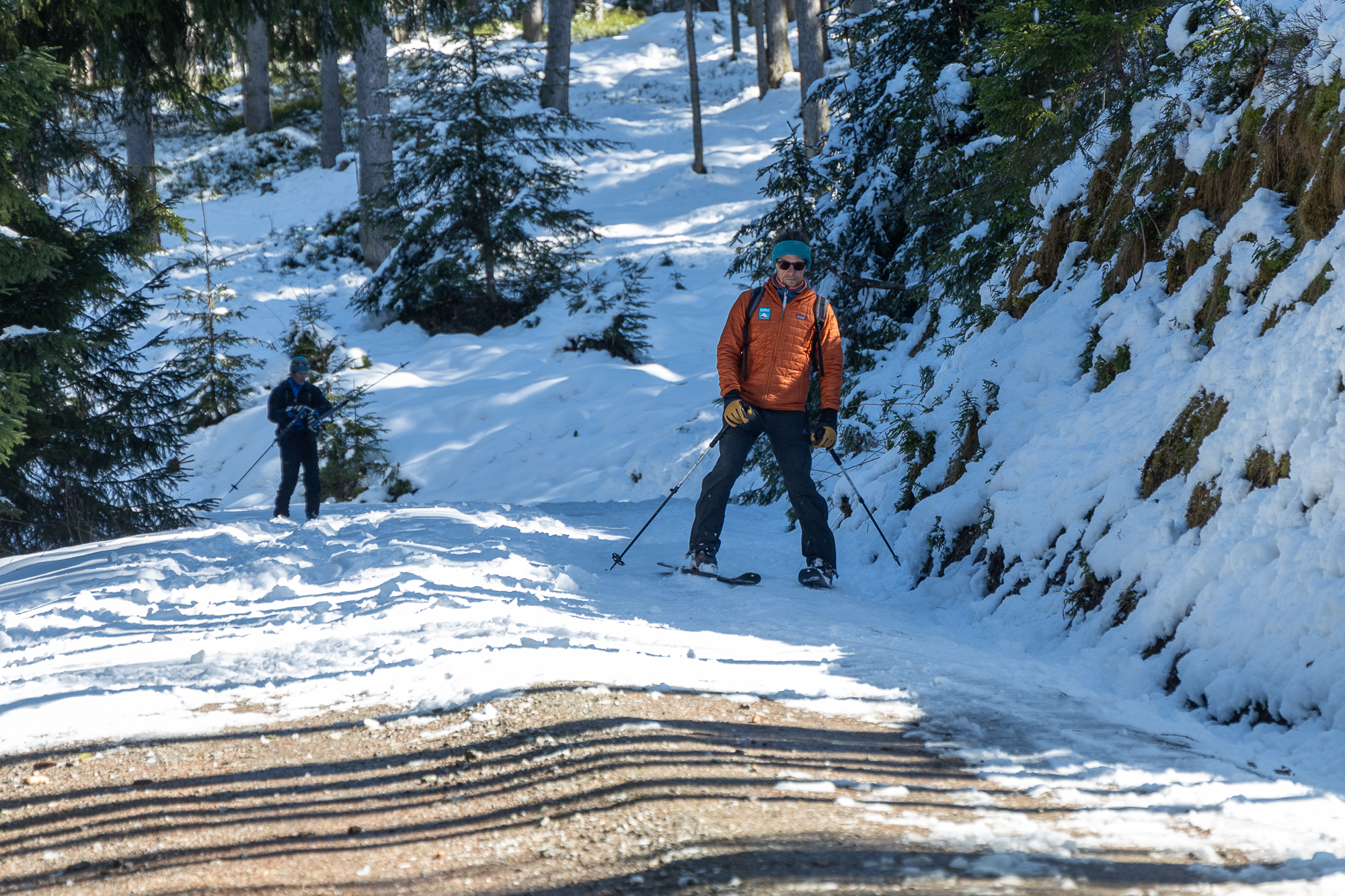 Kurz vor Hausstatt wird dann auf dem Forstweg im Wald der Schnee knapp