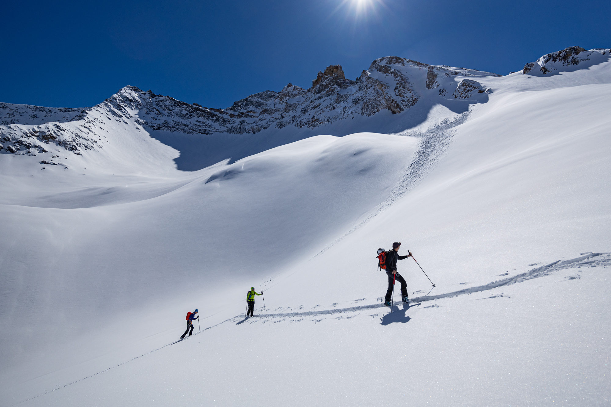 Im obersten Teil dann schöner Pulverschnee, hinten sieht man ein frisches Schneebrett