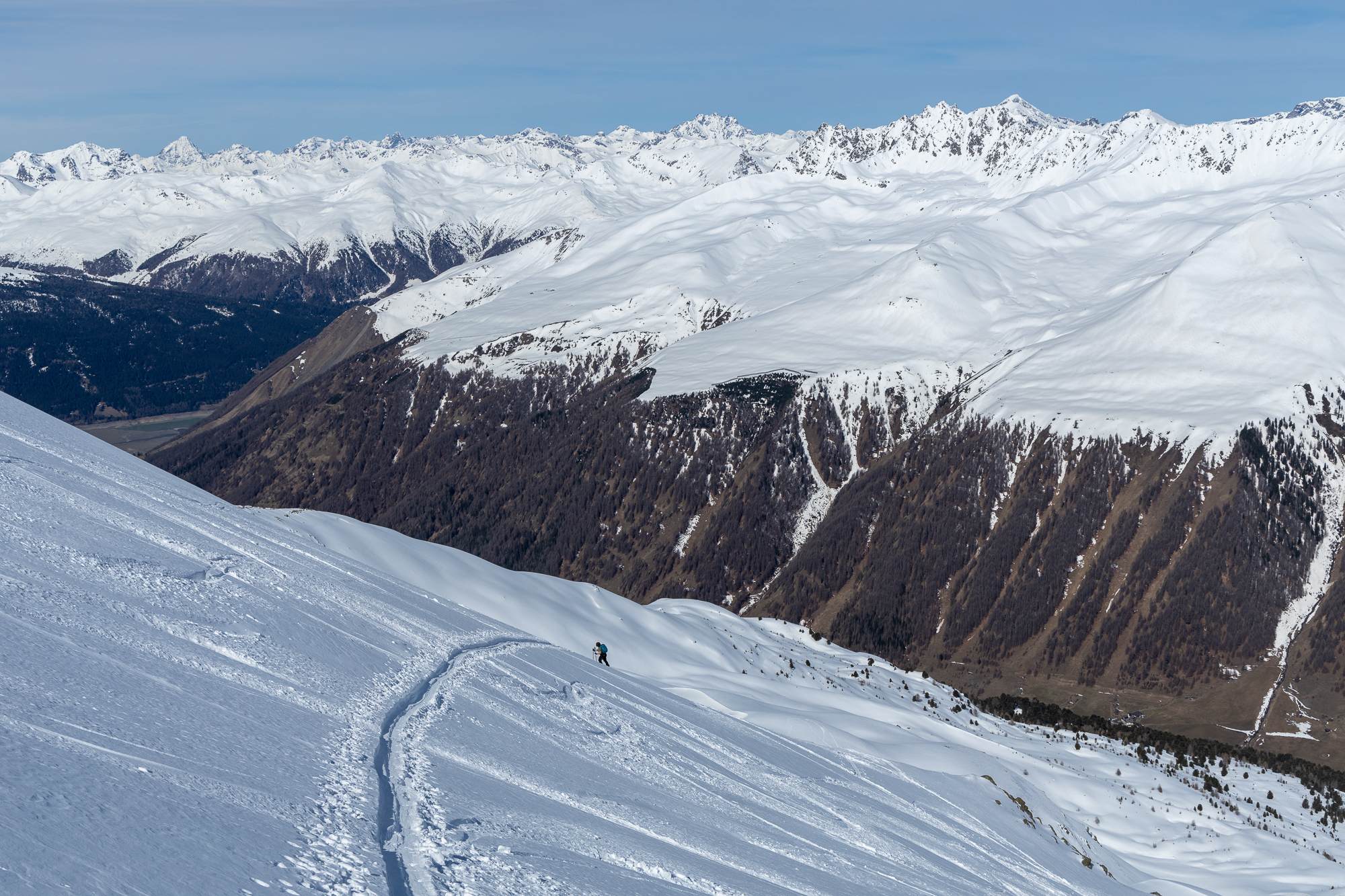  Blick talauswärts - ab der Waldgrenze noch viel Schnee in den flacheren Hängen 