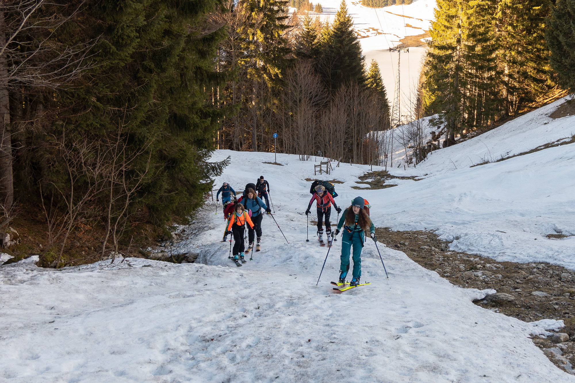 Im Lochgraben ist es buckelig und hart, aber die Schneemenge reicht gut bis ins Tal